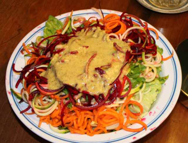 noodled vegetables with kiwi dressing