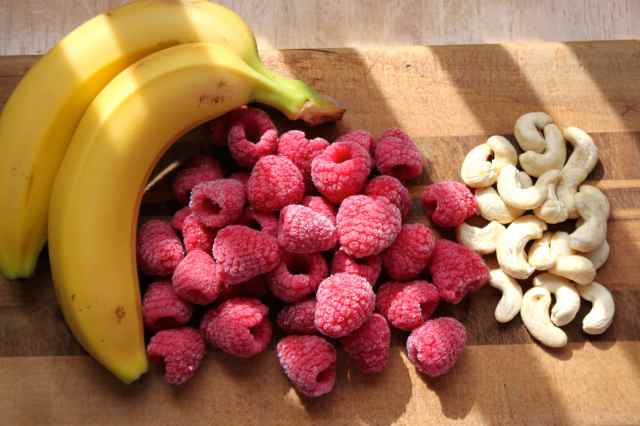 raspberry cashew bananas