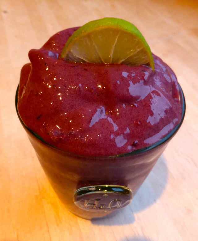 blackberry smoothie with lime