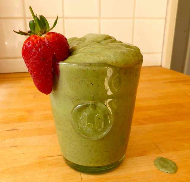 gren smoothie and strawberry