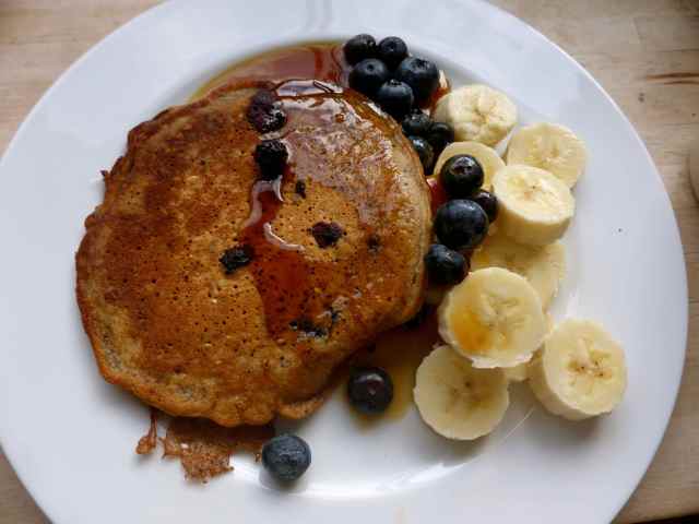 blueberry pancakes with bananas